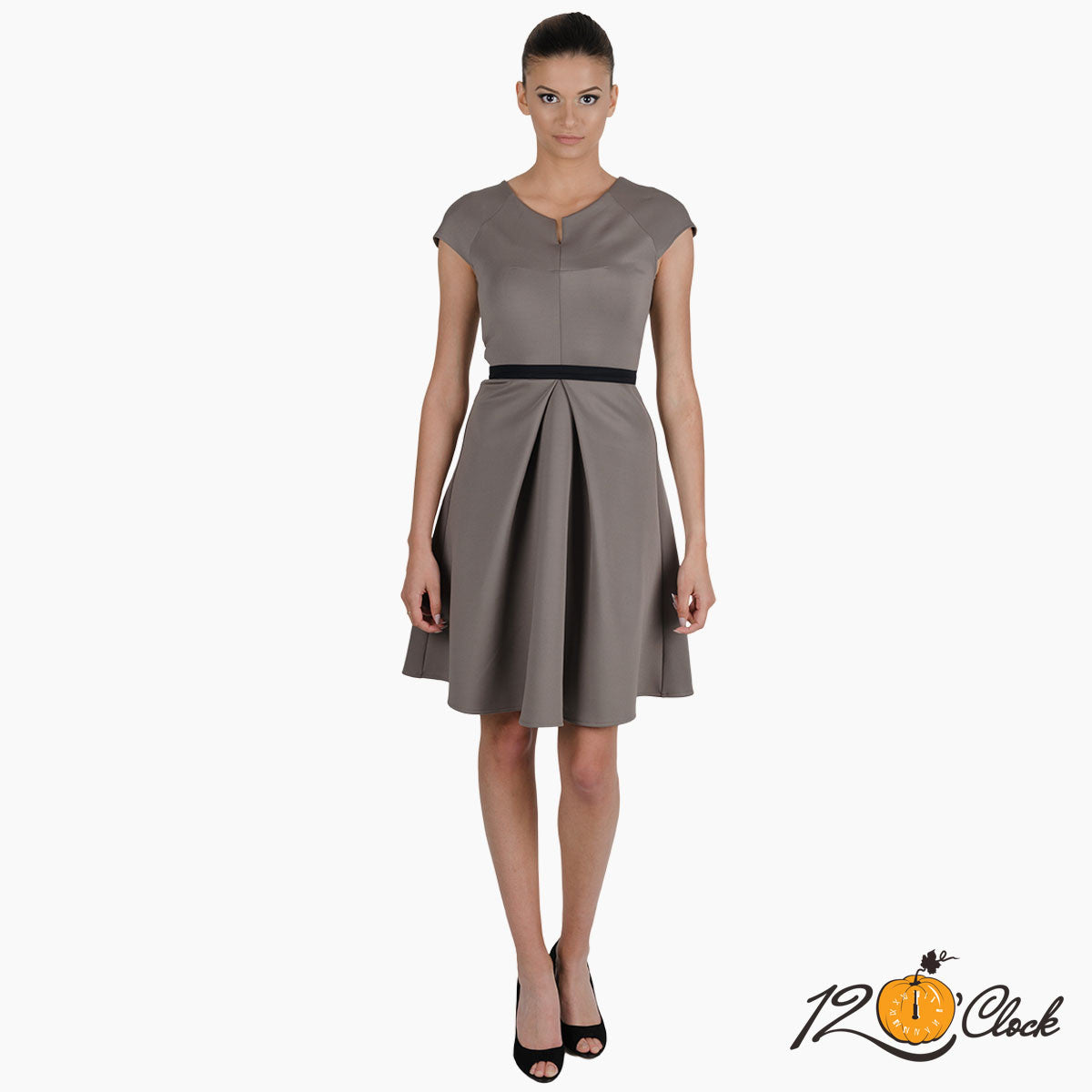Сива елегантна рокля от неопрен с къс ръкав и черен колан, разкроена от Twelve O'clock
