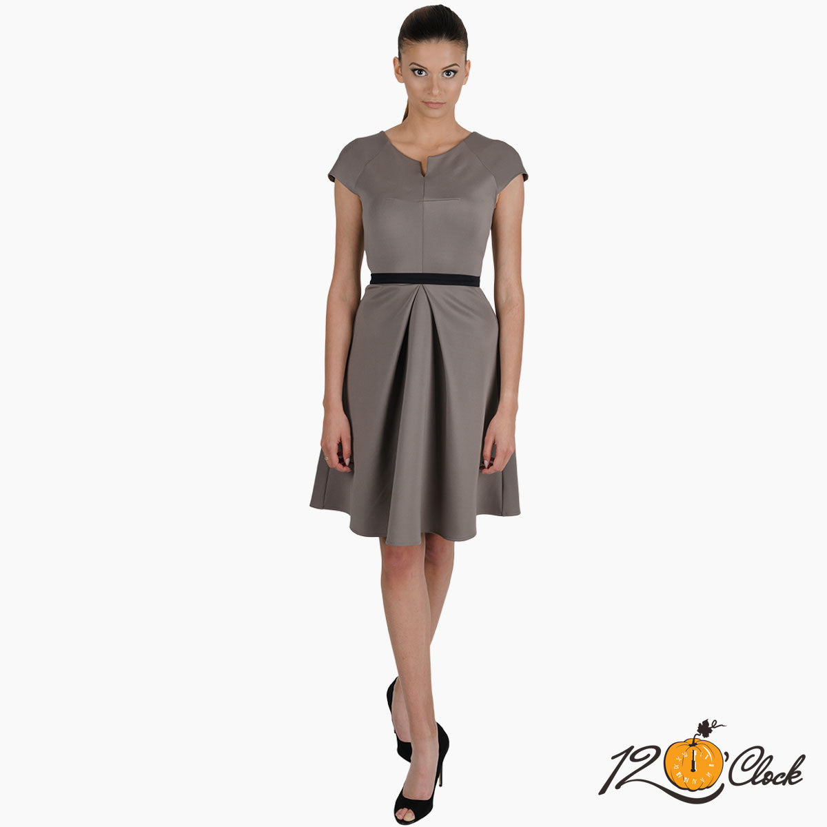 Сива елегантна рокля от неопрен с къс ръкав и черен колан, разкроена от Twelve O'clock