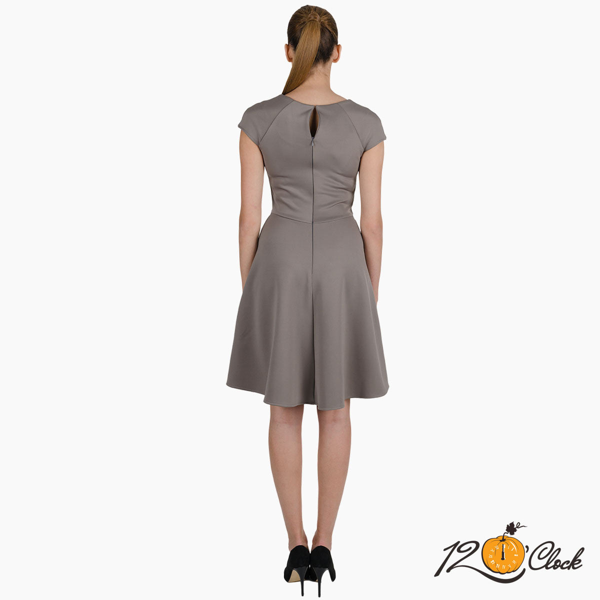 Сива елегантна рокля от неопрен с къс ръкав и черен колан, разкроена от Twelve O'clock