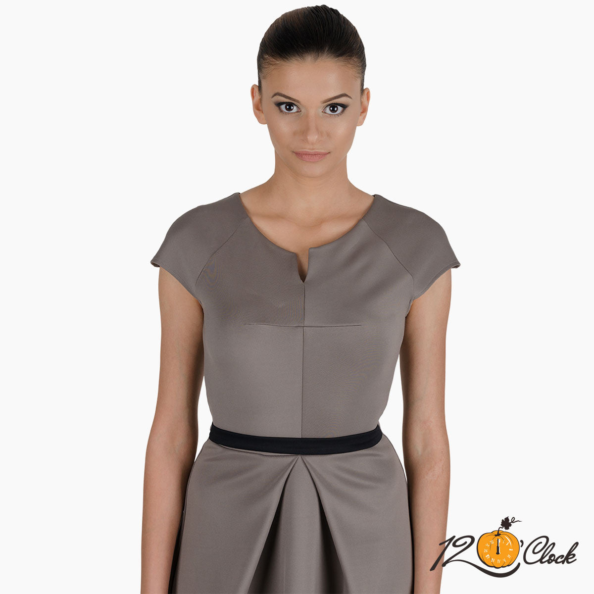 Сива елегантна рокля от неопрен с къс ръкав и черен колан, разкроена от Twelve O'clock