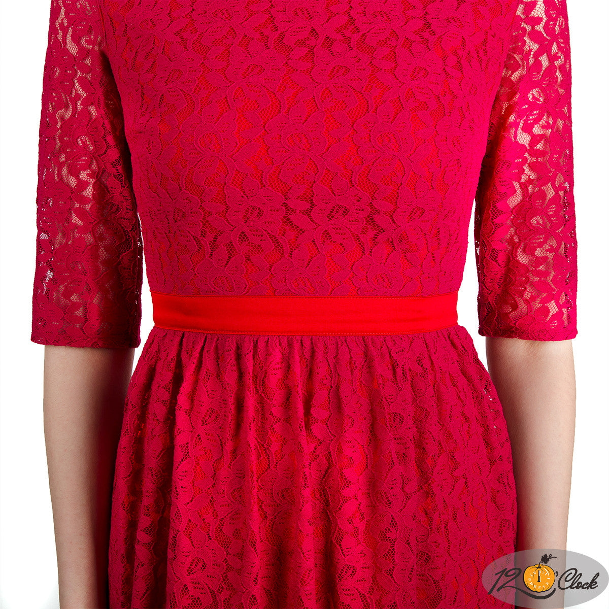 Кокетна къса рокля със сатенена основа