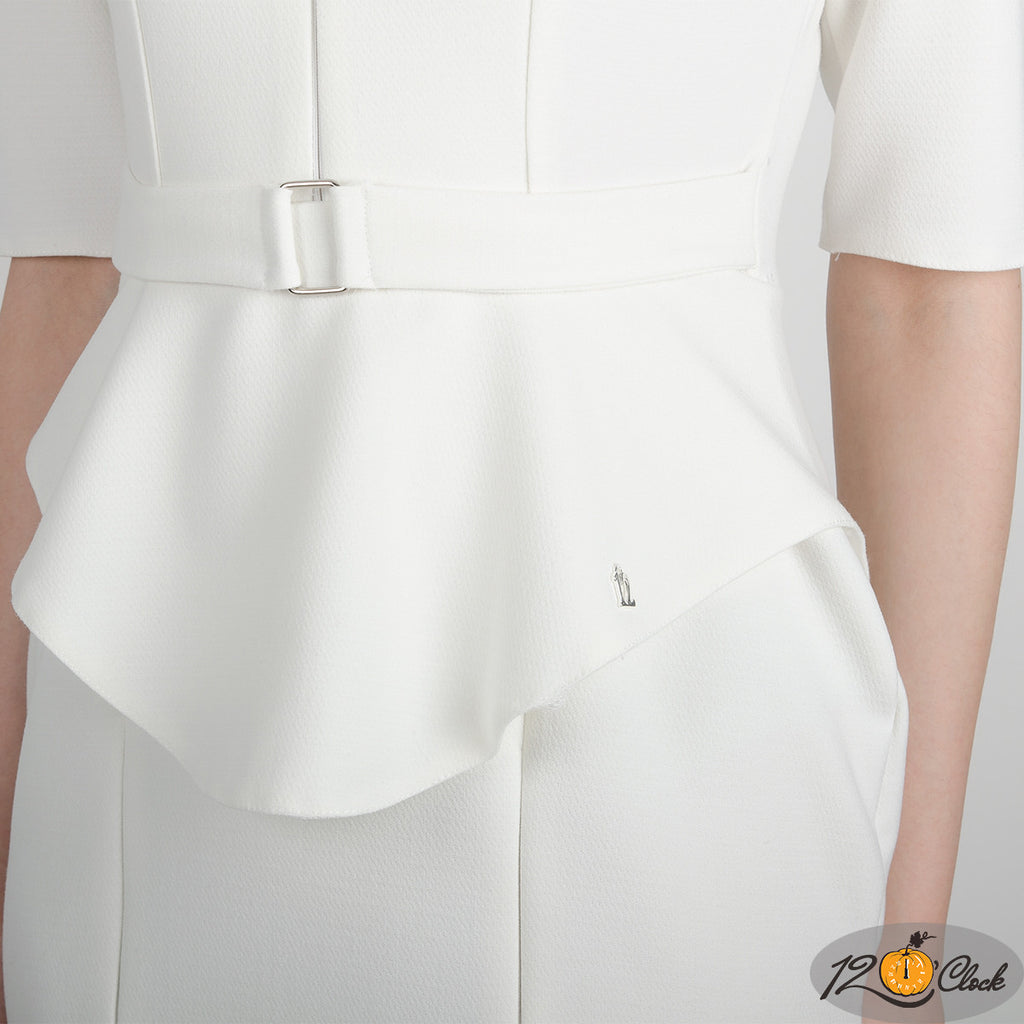 Официална бяла рокля с ципове в областта на деколтето и цепките от Twelve O'clock