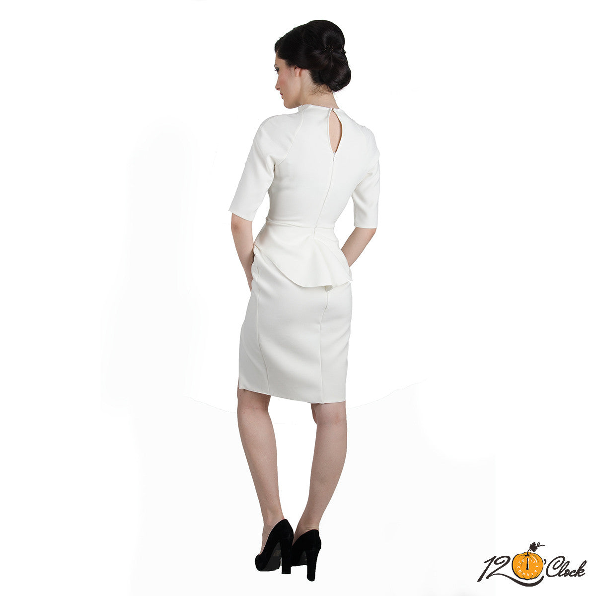 Официална бяла рокля с ципове в областта на деколтето и цепките от Twelve O'clock
