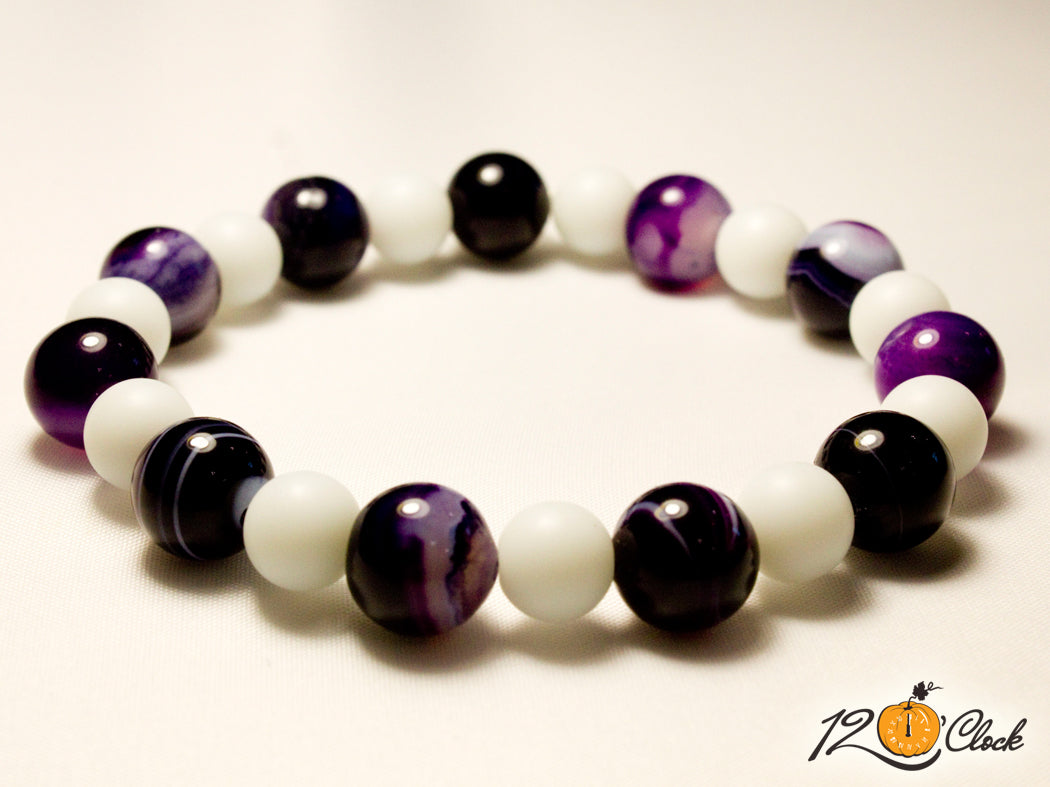 Ръчно изработена гривна от бял ахат мат и лилав ивчест ахат от Twelve O'clock