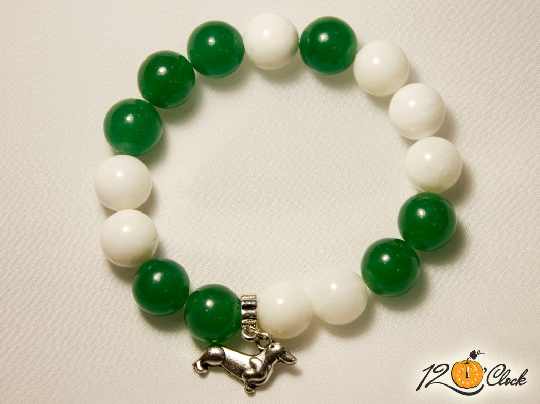 Ръчно изработена гривна от зелен авантюрин и седеф с кученце от Twelve O'clock