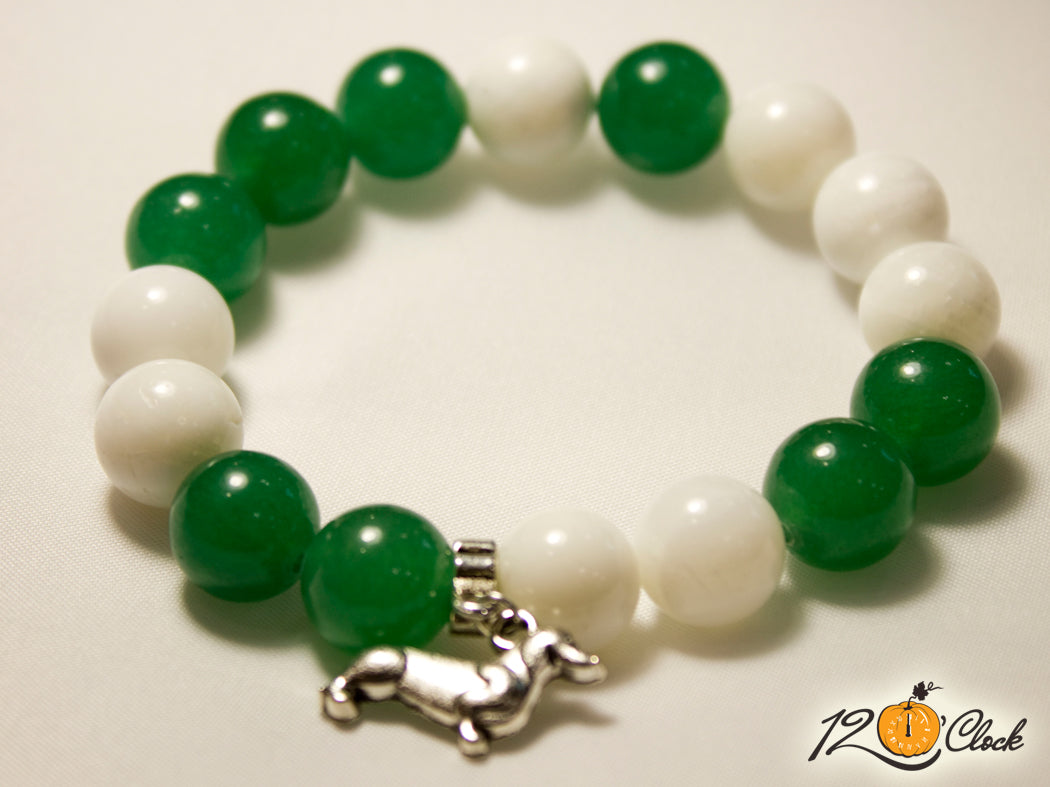 Ръчно изработена гривна от зелен авантюрин и седеф с кученце от Twelve O'clock