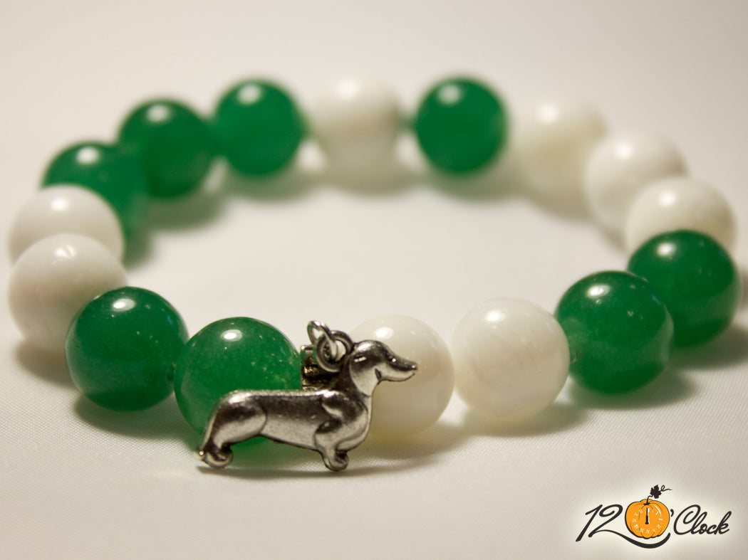 Ръчно изработена гривна от зелен авантюрин и седеф с кученце от Twelve O'clock